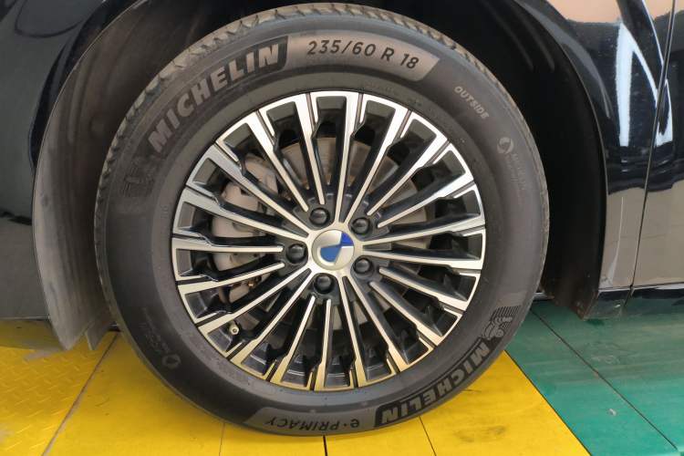 Used Denza D9 2022 DM-i 1040 Prestige Model