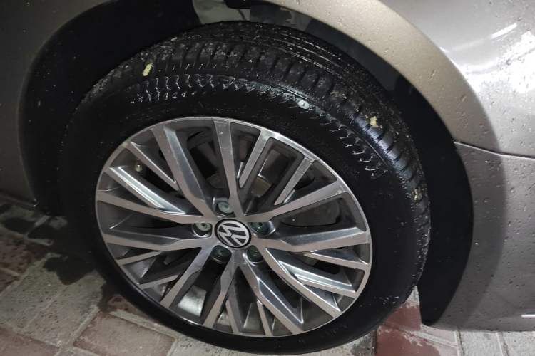 Used Volkswagen FAW-Volkswagen CC 2013 2.0 TSI Ultimate Model Right Front Wheel Hub