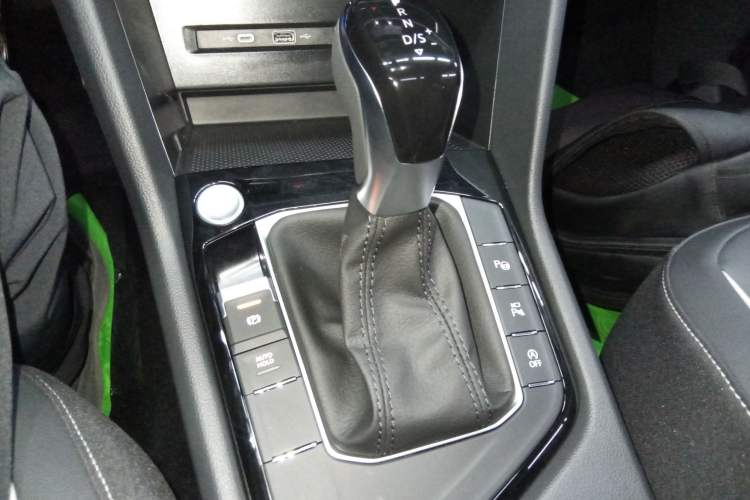 Used Volkswagen Tiguan L 2025 Model Outstanding Version 330TSI Automatic Two-Wheel Drive R-Line Longyao Edition
