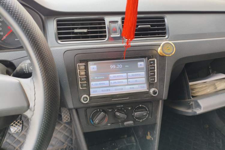 Used Volkswagen Santana 2015 1.6L Manual Fashion Edition Audio And AC Panel