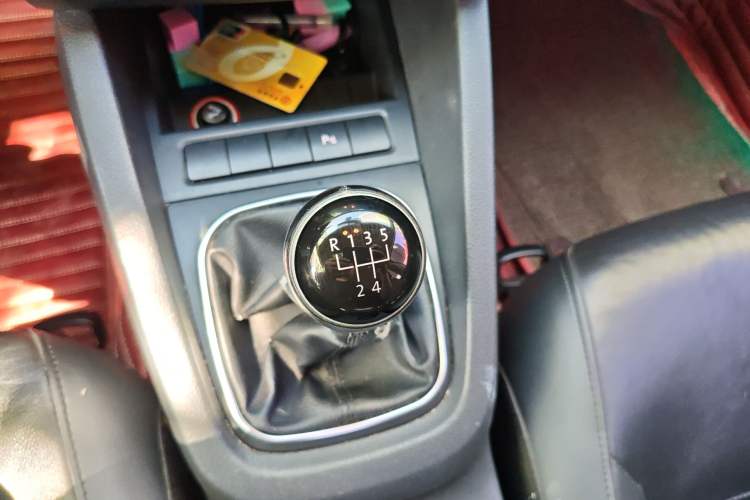 Used Volkswagen Sagitar 2014 Revised Version 1.4TSI Manual Luxury Edition Gear Lever