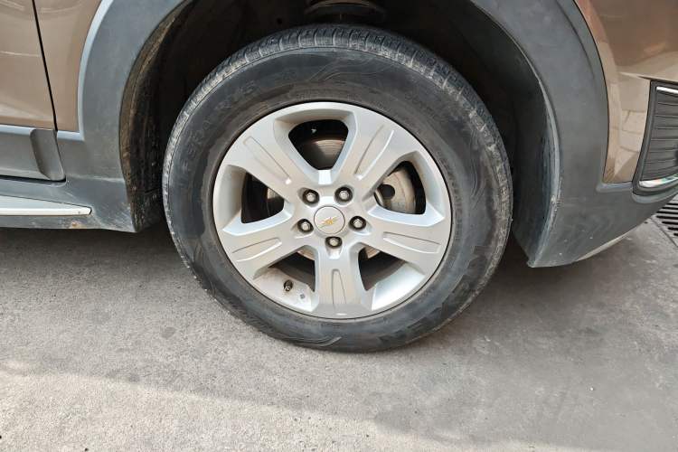 Used Chevrolet Captiva 2017 2.4L Two-Wheel Drive Urban Version 7 Seats Right Front Wheel Hub