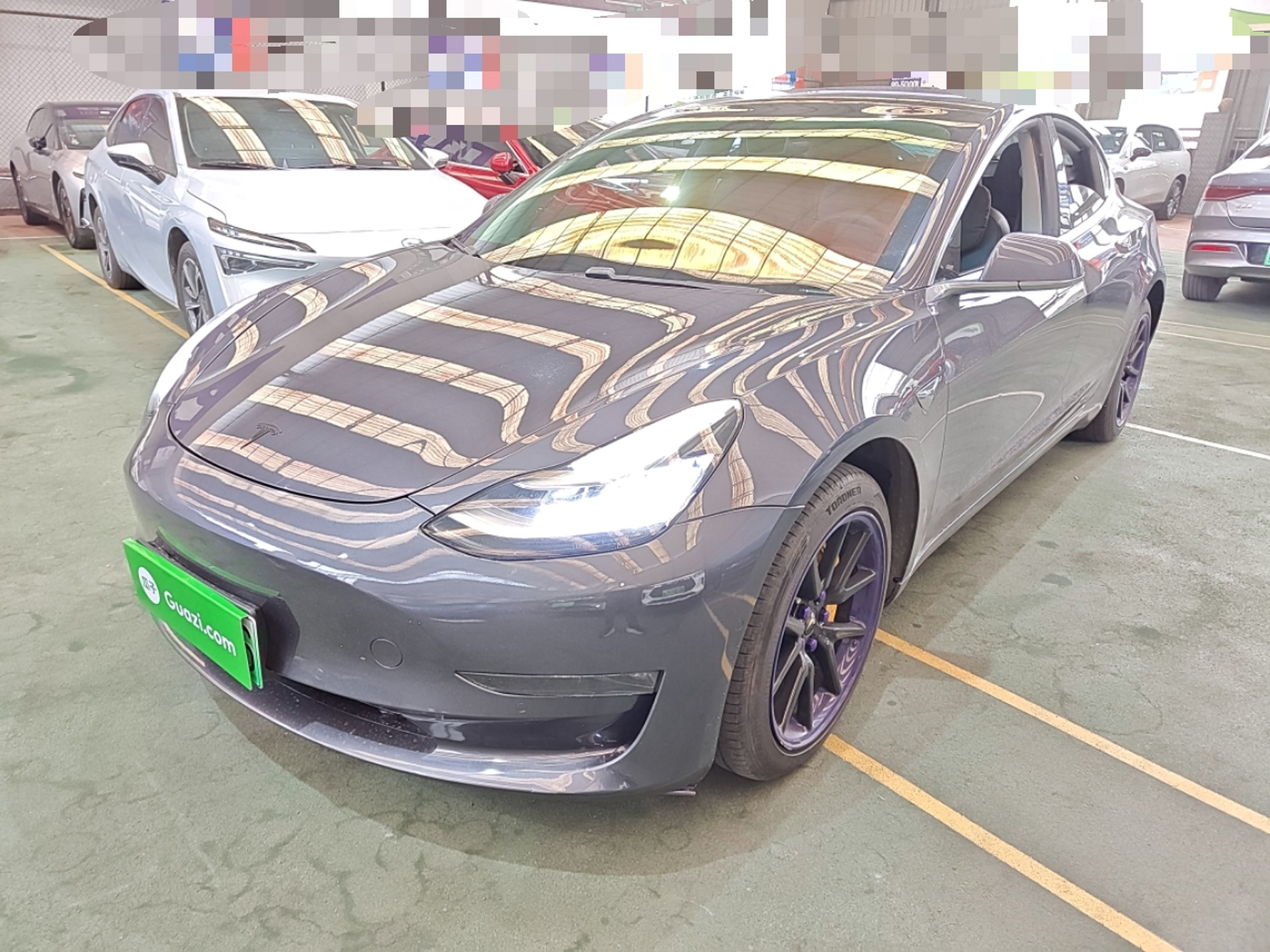 تحت مقدمة السيارة