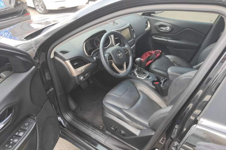 Used Jeep Cherokee 2016 2.0L Superior Edition
