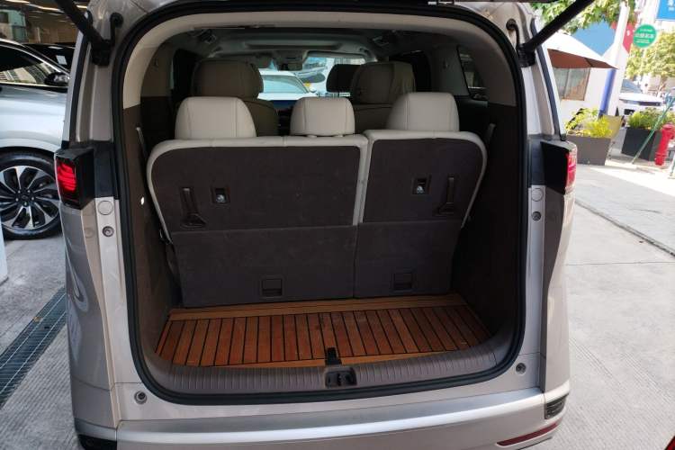 Used Denza D9 2022 DM-i 1040 Prestige Model
