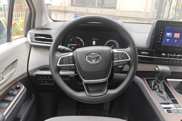 Used Toyota SIENNA 2023 2.5L Hybrid Comfort Edition Steering Wheel