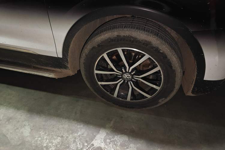 Used Volkswagen Tiguan L 2017 330TSI Automatic Two-Wheel Drive Luxury Edition Right Front Wheel Hub