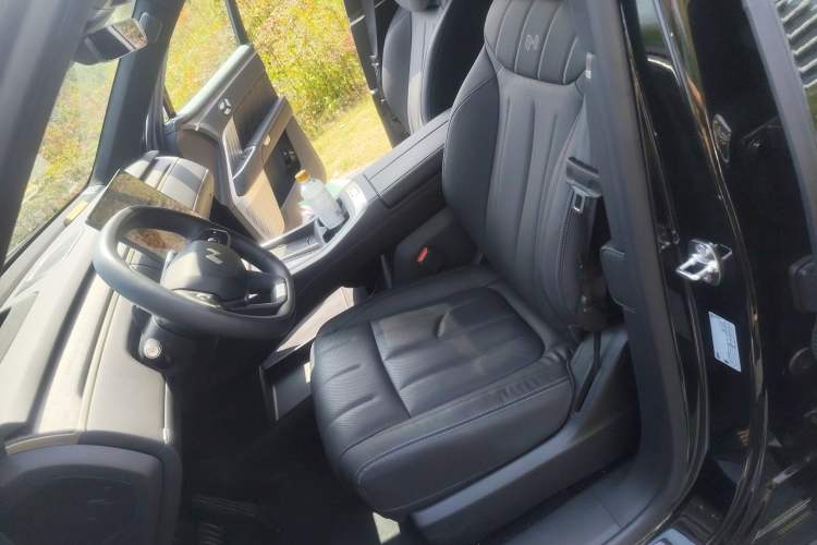 Used ONVO Luxeed L90 2025 Model—Ultra Six-Seater Version
