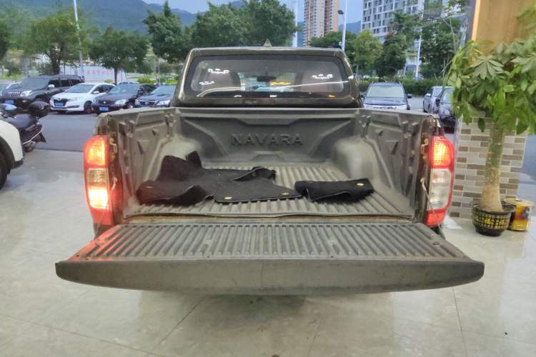 Used Nissan Navara 2017 2.5L Automatic 4x4 Luxury Edition QR25
