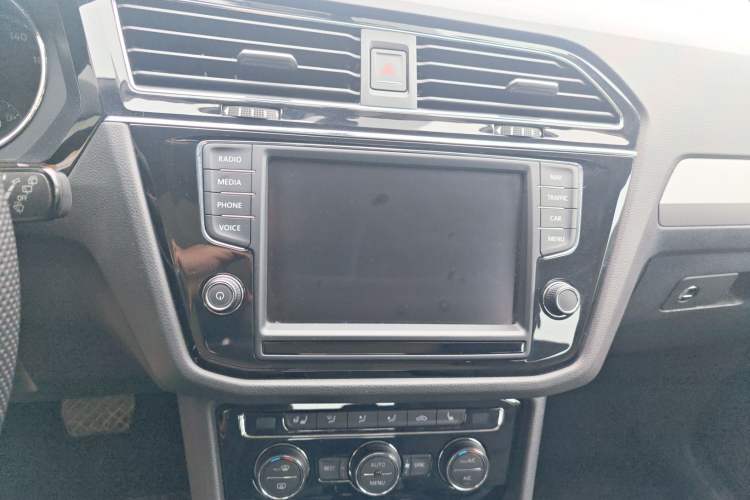 Used Volkswagen Tiguan L 2018 380TSI Automatic All-Wheel Drive Luxury Edition Audio And AC Panel