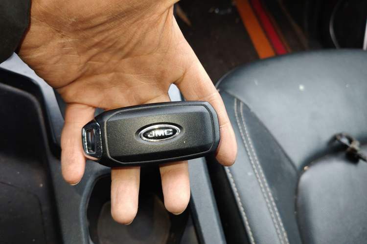 Used JMC Yuhu 7 2022 2.0T Manual Diesel 4x4 Comfort Version Standard Wheelbase Vehicle Key