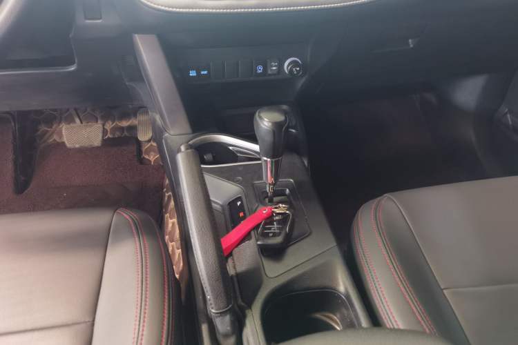 Used Toyota RAV4 2016 2.0L CVT Two-Wheel Drive Fashion Edition China V Standard Gear Lever