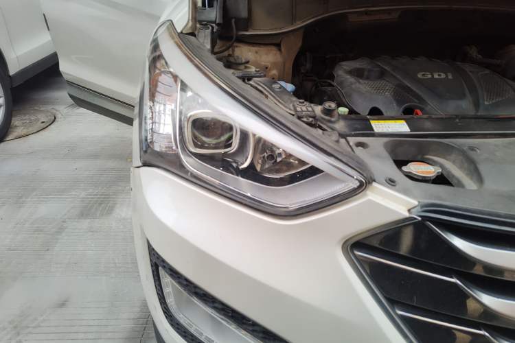 Used Hyundai Santa Fe 2015 2.4L Automatic Two-Wheel Drive Smart Version 5 Seats
