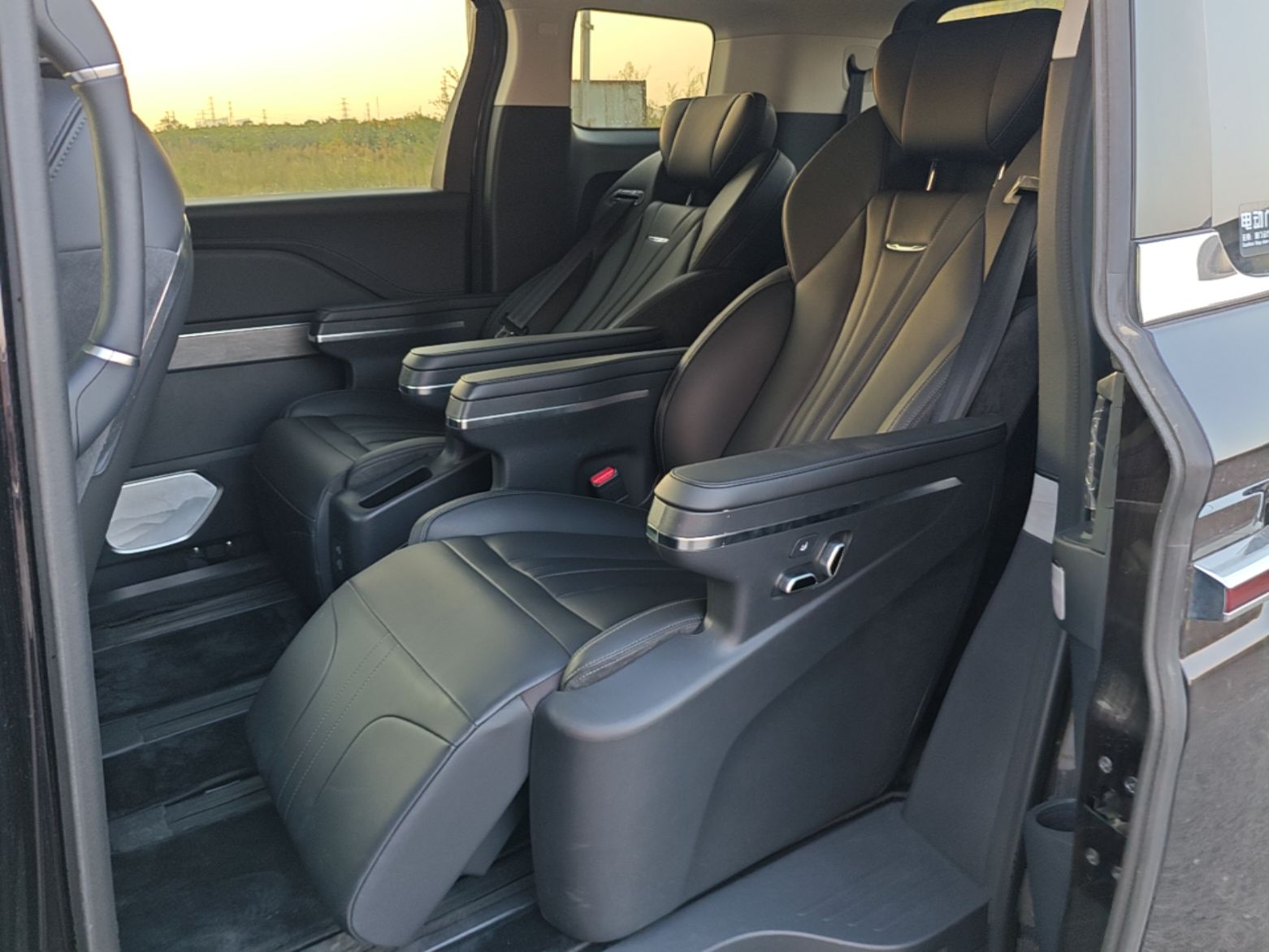 Hongqi HQ9 PHEV 2024 2.0T Four-Wheel Drive Business Edition — снимка 20