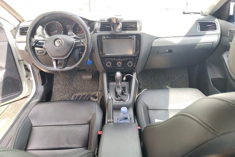 Used Volkswagen Sagitar 2015 1.6L Automatic Comfort Model Center Console