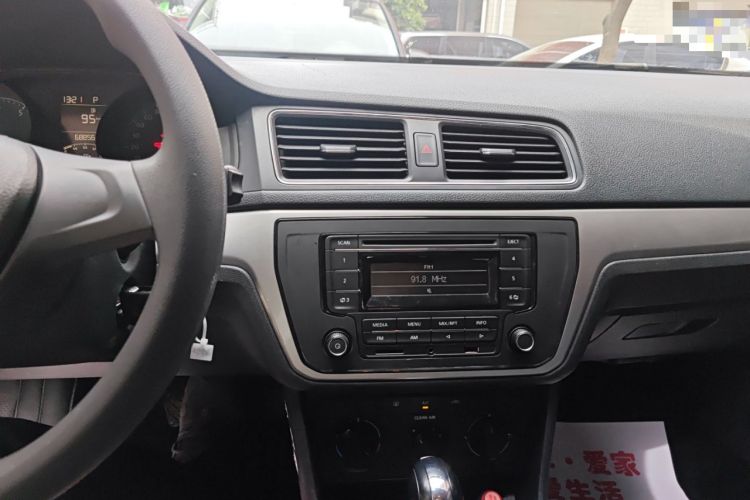 Used Volkswagen Gran Lavida 2015 1.6L Automatic Fashion Edition Audio And AC Panel