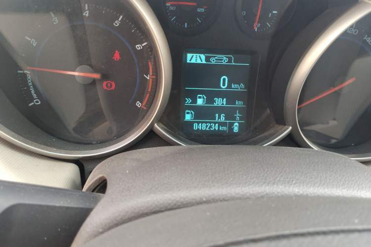 Used Chevrolet Cruze 2015 1.5L Classic SE MT Odometer Close Up