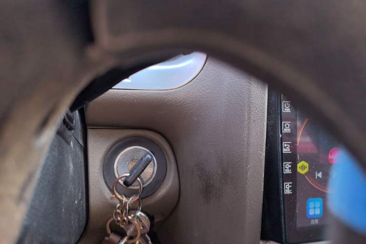 Used Huatai Santa Fe Classic 2012 2.0L Gasoline Manual Two-Wheel Drive with Sunroof
