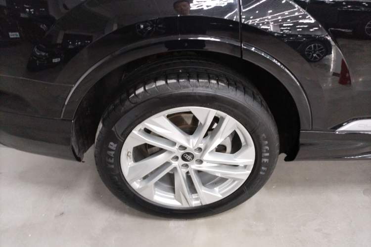 Used Audi Q7 2023 45 TFSI quattro S line Sport model
