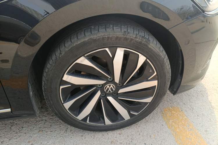 Used Volkswagen Passat 2022 330TSI Luxury Edition Right Front Wheel Hub