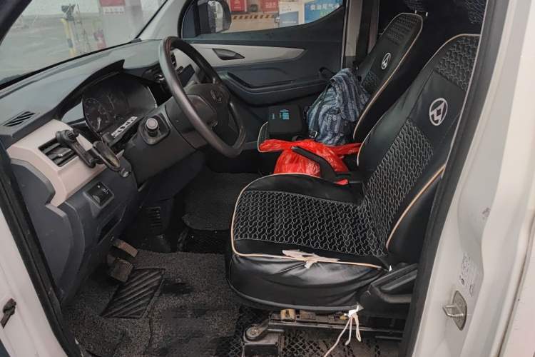 Used SAIC MAXUS EV30 2023 Pure-Electric Smart Logistics Expert with Long Wheelbase—Equipped with CATL Power Battery
