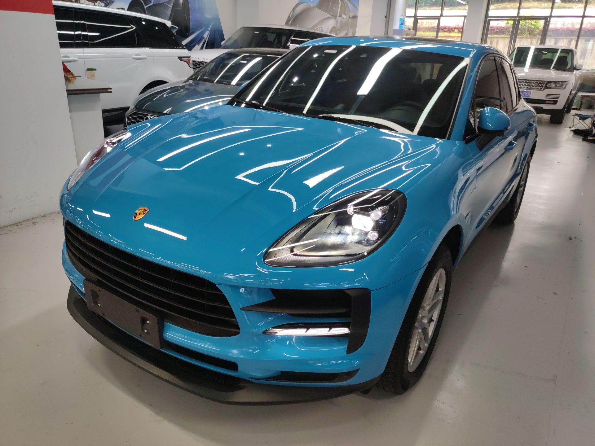 تحت مقدمة السيارة