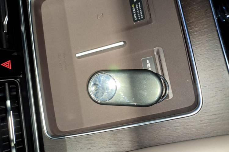 Used Hima AITO M9 2025 Extended-Range Ultra Version 52 kWh 5-Seater Edition Vehicle Key