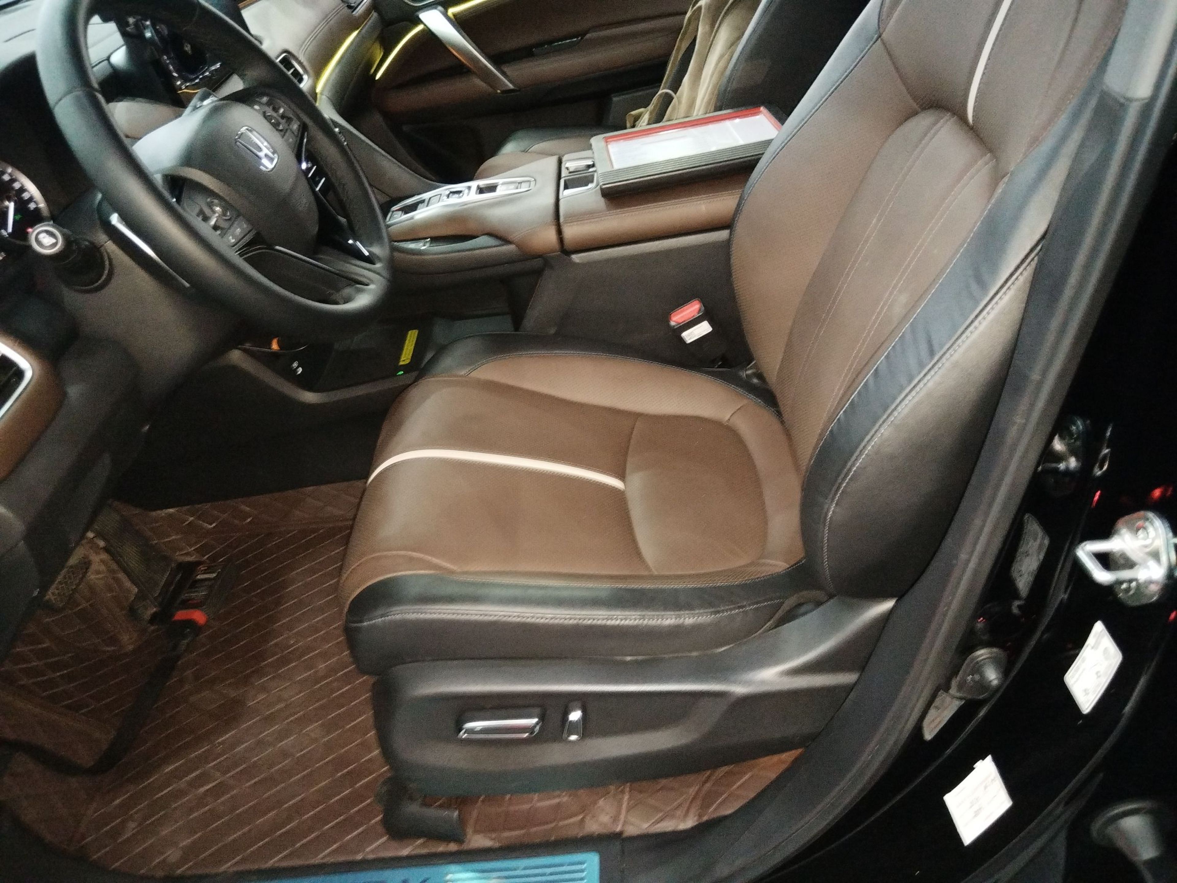 المقاعد الأمامية داخل السيارة