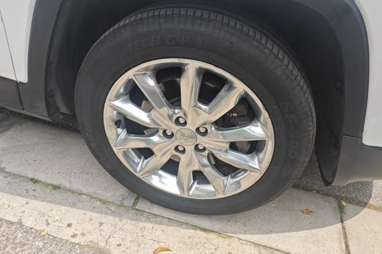 Used Jeep Cherokee 2014 2.4L Luxury Edition Right Front Wheel Hub