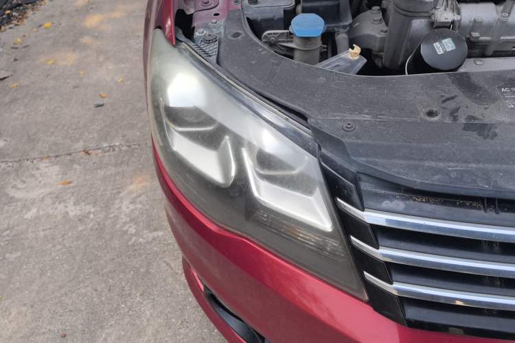 Used Volkswagen Bora 2013 1.6L Automatic Comfort Model Right Front Headlight