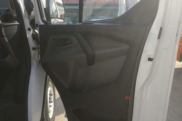 Used Ford Transit 2017 2.0T Diesel Van Short Wheelbase Mid-Roof China V Standard
