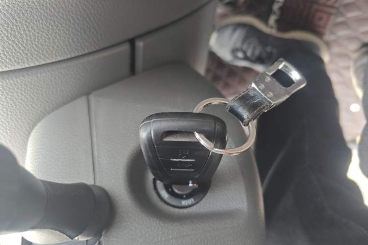 Used SAIC MAXUS Xintu V80 2016 2.5T Manual Aoyuntong National IV Short Wheelbase Mid-Roof 6-Seater Vehicle Key