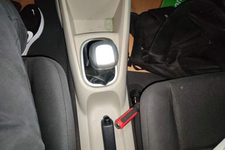 Used Venucia R50 2015 1.6L Manual Fashion Edition Gear Lever