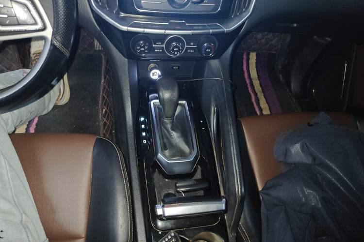 Used JMC Yusheng S350 2017 2.0T Automatic 2WD Diesel Luxury Version with Sunroof 7 Seats
