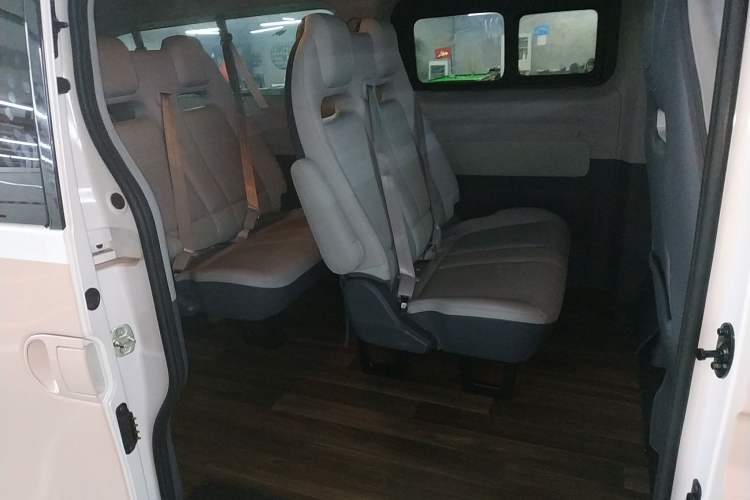 Used SAIC MAXUS Dana V1 2024 M1 Long-Wheelbase Low-Roof Passenger Version (64 kWh)
