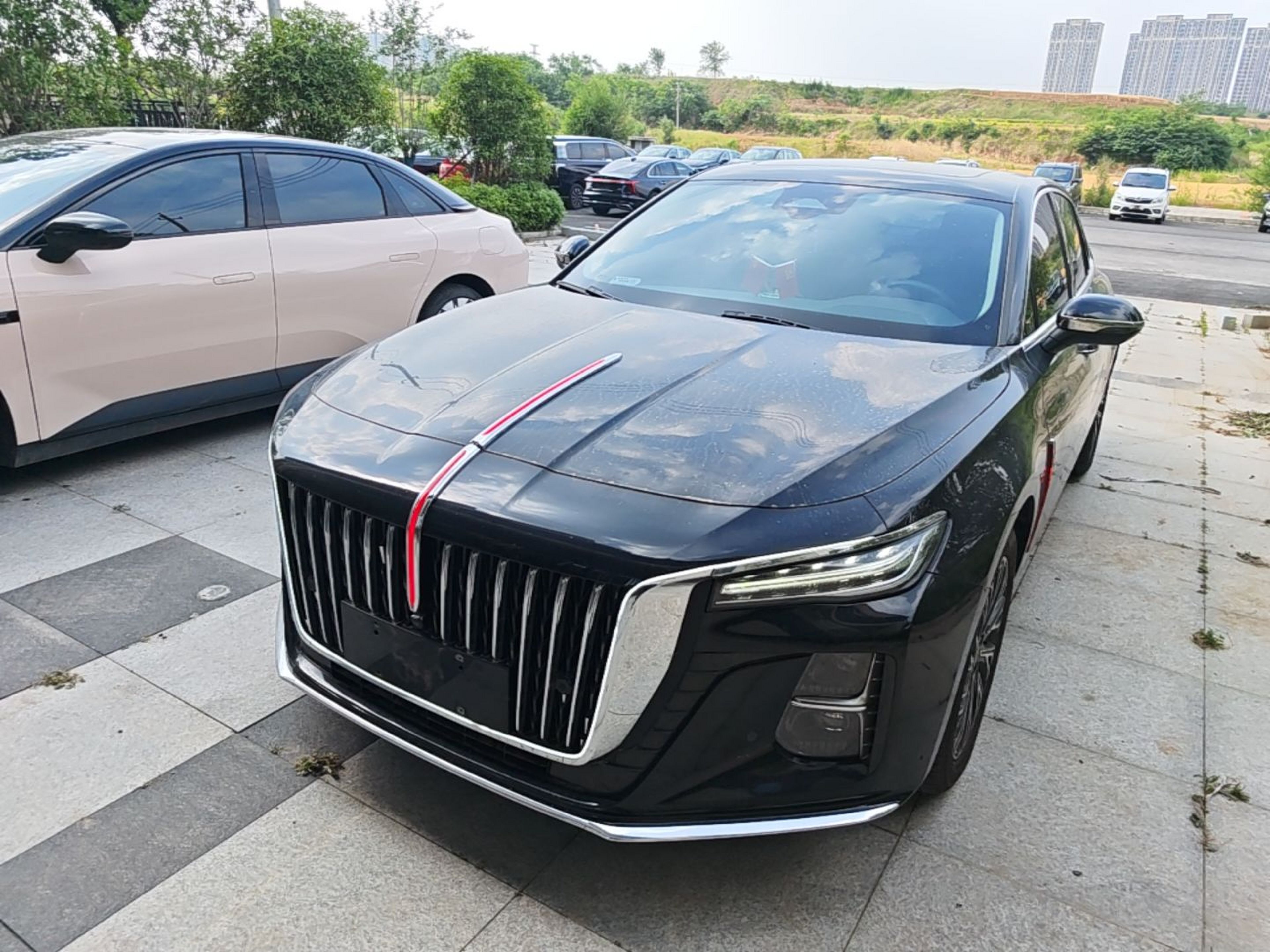 Под передней частью автомобиля
