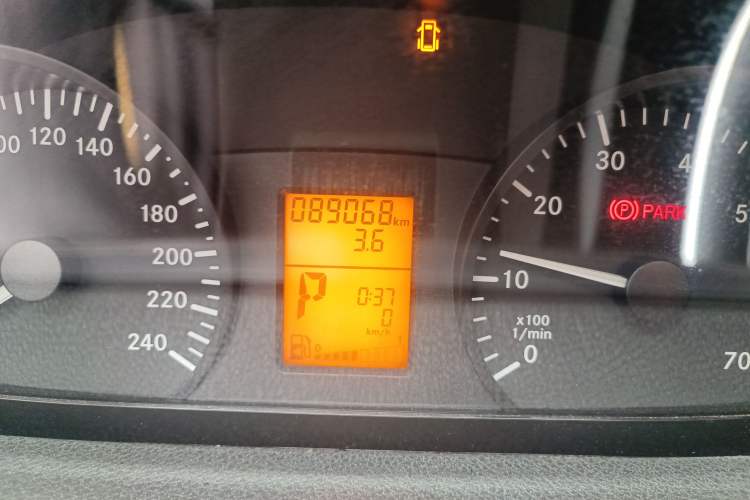 Used Mercedes-Benz Vito 2011 2.5L 7-seater executive version