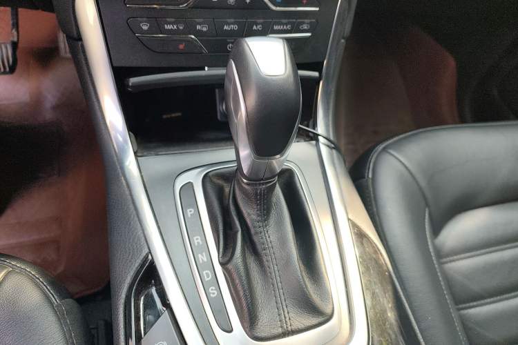 Used Ford Edge 2016 EcoBoost 245 Four-Wheel Drive Titanium Edition 7-Seater Gear Lever