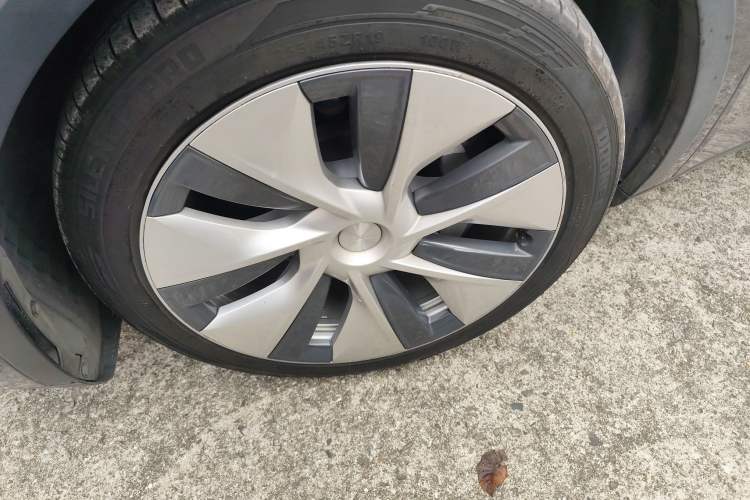 Used Tesla Model Y 2021 Long-Range All-Wheel-Drive Version Left Front Wheel Hub