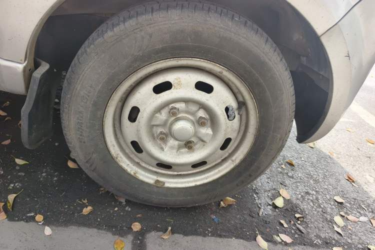 Used BAIC Weiwang 306 2011 1.3L base model 7 seats Right Front Wheel Hub