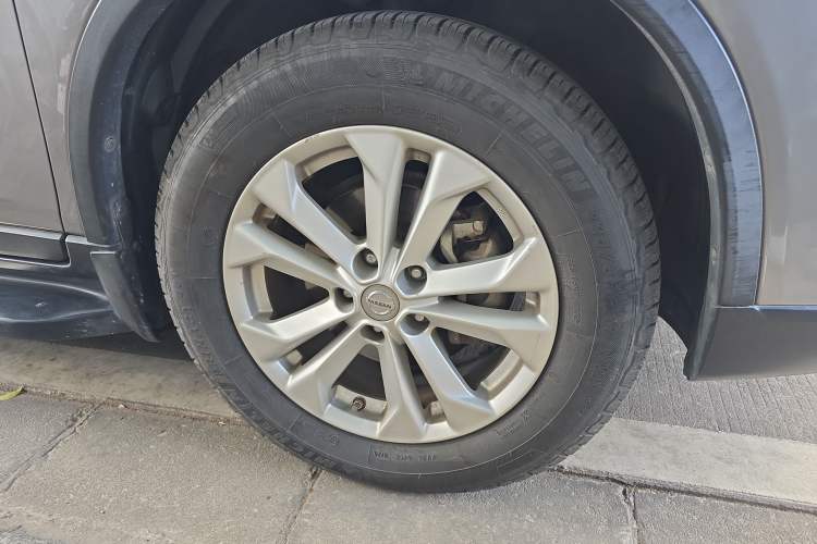 Used Nissan X-Trail 2014 2.5L CVT Leading Edition 4WD
