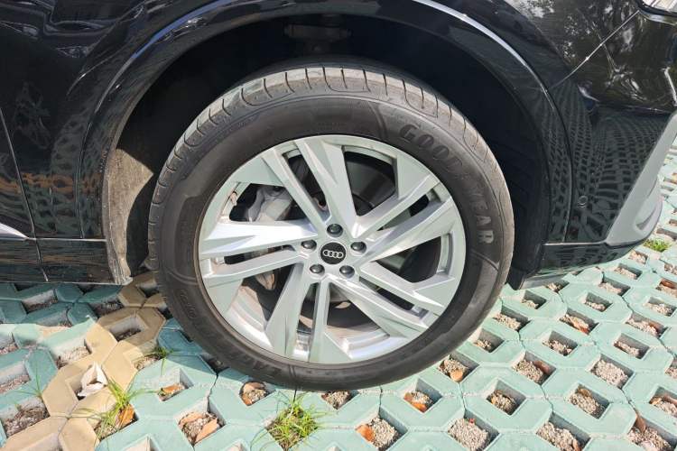 Used Audi Q7 2021 45 TFSI quattro S line Sport model Right Front Wheel Hub