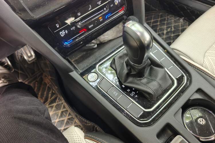 Used Volkswagen Magotan 2023 2 Million Units Commemorative Edition 330TSI DSG Luxury Version Gear Lever