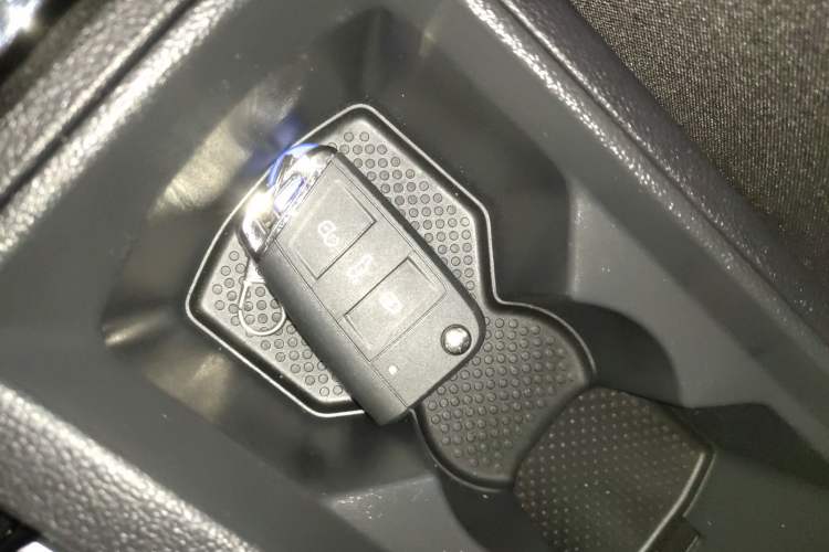 Used Volkswagen T-ROC 2023 300TSI DSG Two-Wheel-Drive Chen Guang Edition
