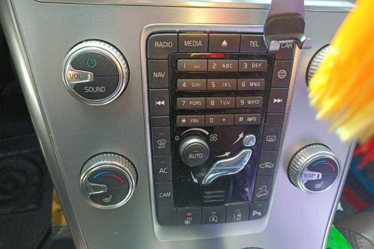 Used Volvo XC60 2017 T5 AWD Smart Upgrade Edition Audio And AC Panel