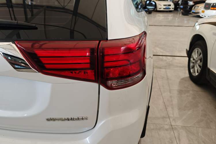 Used Mitsubishi Outlander 2018 2.0L Two-Wheel Drive Fashion Edition 5 Seats Exterior 3