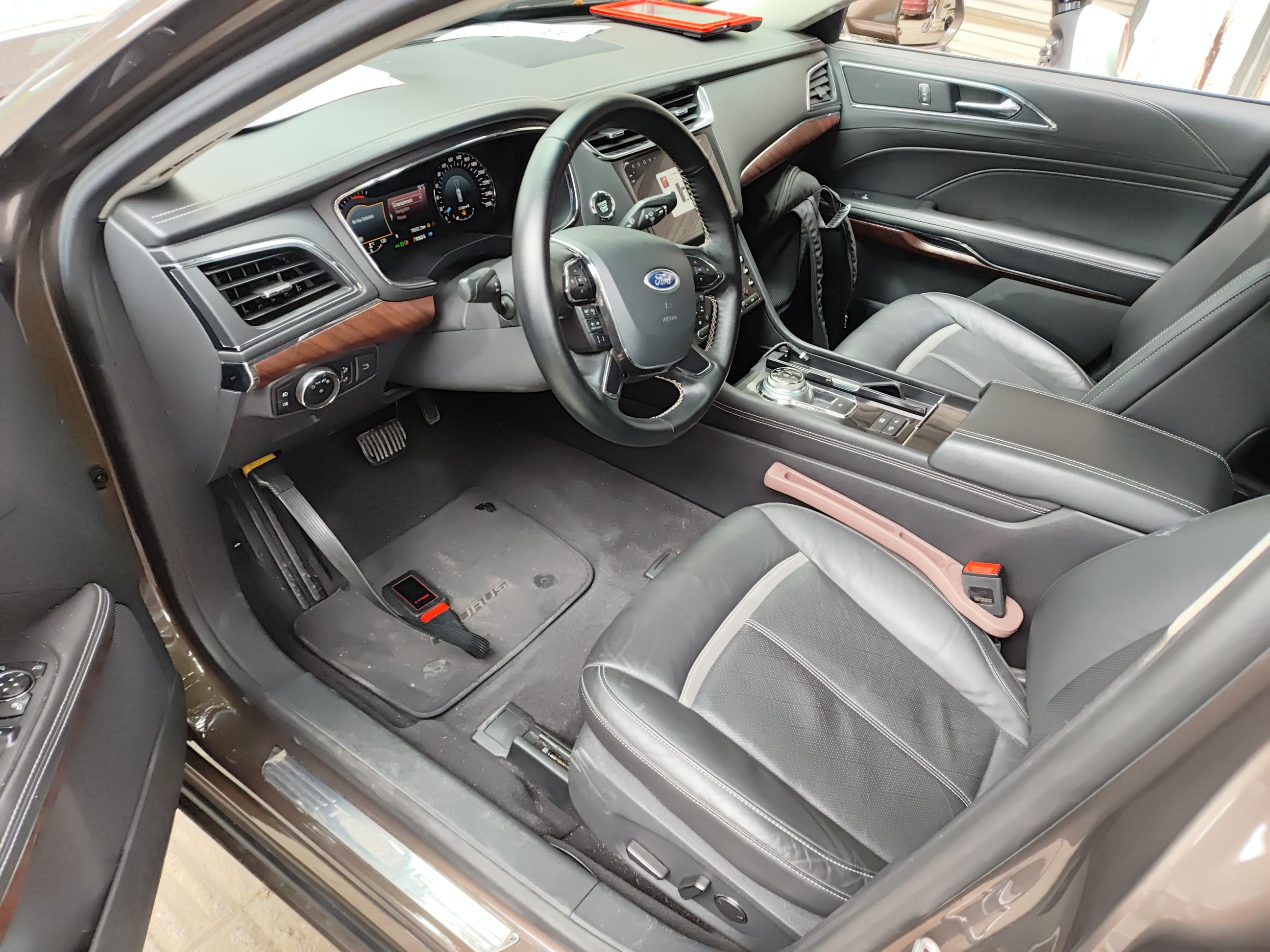 المقاعد الأمامية داخل السيارة