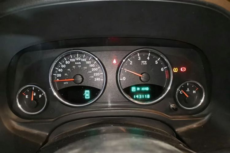 Used Jeep Compass 2014 2.4L four-wheel drive sport version Instrument Cluster