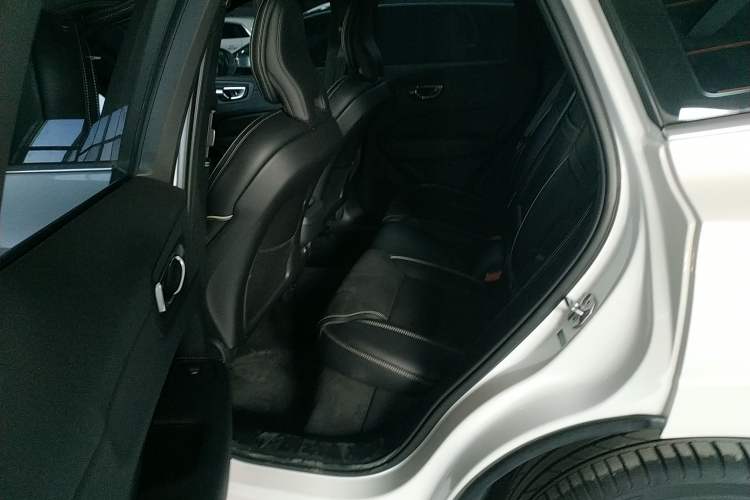 Used Volvo XC60 2019 T5 4x4 Smart & Dynamic Sport Edition China VI Standard