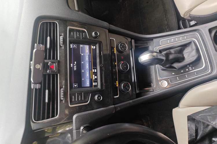 Used Volkswagen Golf 2017 230TSI Automatic Luxury Million-Vehicle Commemorative Edition Audio And AC Panel